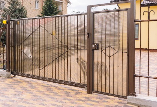 Купить ворота из профлиста с элементами ковки, с металлическими столбами в рамке или под дерево в Ишимбае от 156811 руб